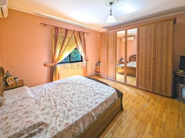 Tirane, shitet Vile 3 Katshe Kati 3, 444 m² 490.000 € (hipoteka)