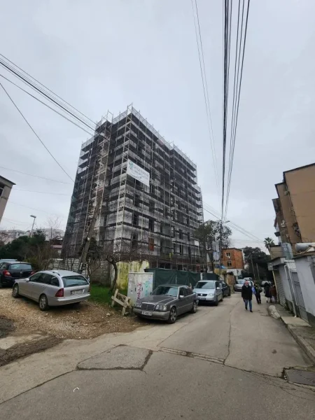Tirane, shitet apartament 2+1+Aneks+Ballkon Kati 1, 100 m² 