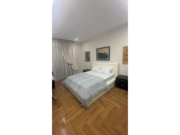 Tirane, jepet me qera apartament 2+1+Ballkon Kati 5, 81 m² 1.100 € (pazari i ri)