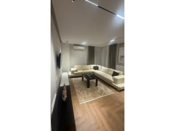 Tirane, jepet me qera apartament 2+1+Ballkon Kati 5, 81 m² 1.100 € (pazari i ri)