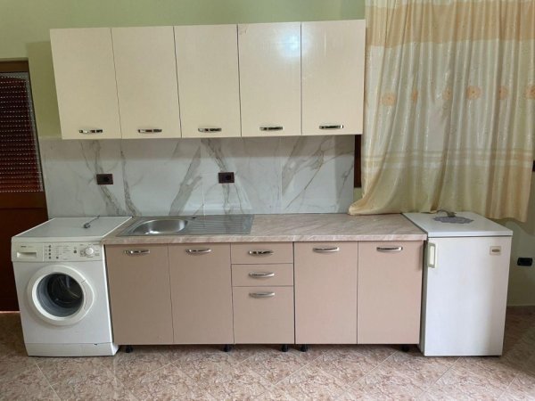 Tirane, jepet me qera apartament 2+1+Ballkon Kati 2, 100 m² 380 € (ASTIR)