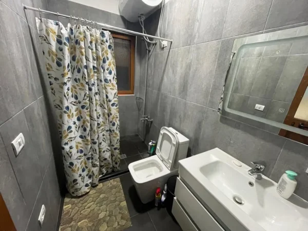 Tirane, jepet me qera apartament 2+1+Ballkon Kati 2, 100 m² 380 € (ASTIR)