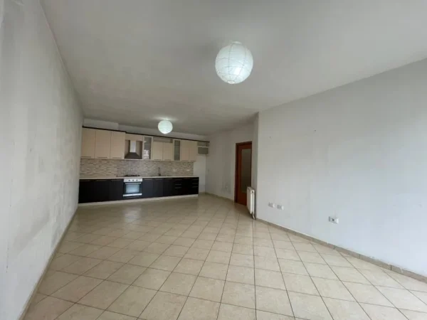 Tirane, jepet me qera apartament 2+1 Kati 4, 120 m² 650 € (Kika 1 tek Komuna e Parisit.)