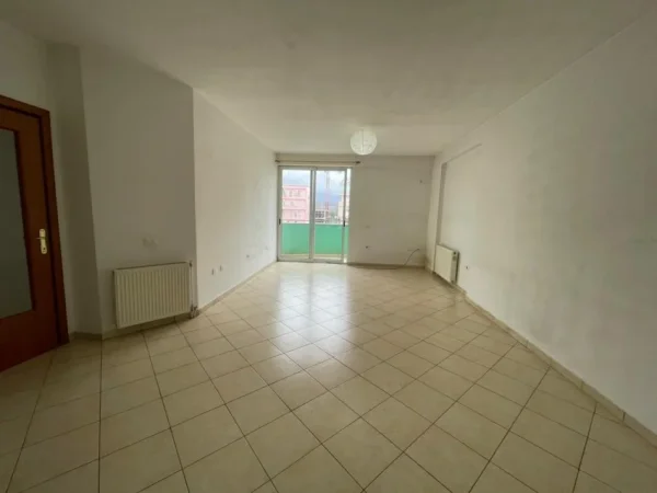 Tirane, jepet me qera apartament 2+1 Kati 4, 120 m² 650 € (Kika 1 tek Komuna e Parisit.)