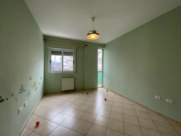 Tirane, jepet me qera apartament 2+1 Kati 4, 120 m² 650 € (Kika 1 tek Komuna e Parisit.)