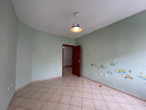 Tirane, jepet me qera apartament 2+1 Kati 4, 120 m² 650 € (Kika 1 tek Komuna e Parisit.)