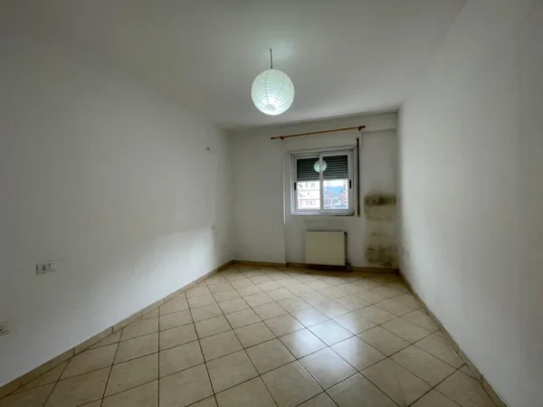 Tirane, jepet me qera apartament 2+1 Kati 4, 120 m² 650 € (Kika 1 tek Komuna e Parisit.)