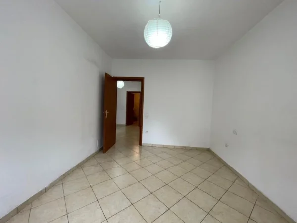 Tirane, jepet me qera apartament 2+1 Kati 4, 120 m² 650 € (Kika 1 tek Komuna e Parisit.)