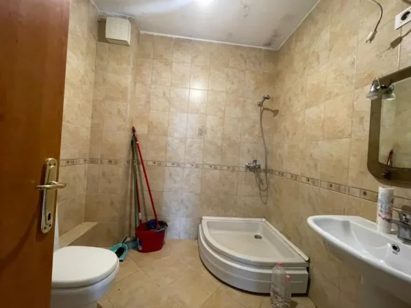 Tirane, jepet me qera apartament 2+1 Kati 4, 120 m² 650 € (Kika 1 tek Komuna e Parisit.)