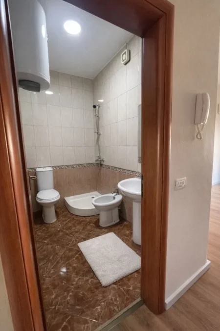 Tirane, jepet me qera apartament 1+1+Ballkon Kati 5, 63 m² 600 € (600)