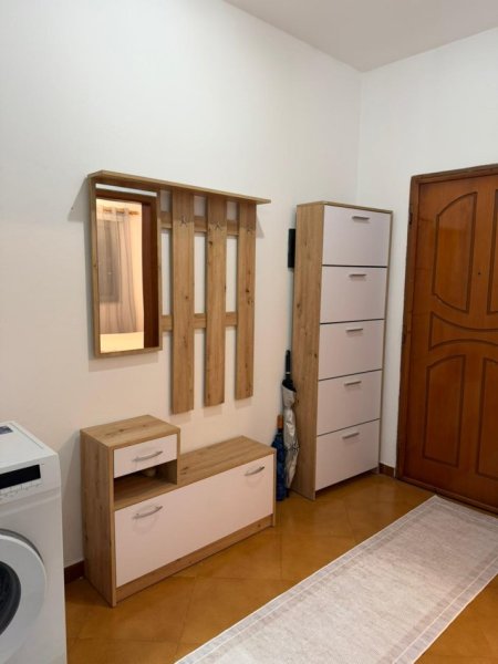 Tirane, jepet me qera apartament 1+1+Ballkon Kati 3, 65 m² 600 € (KOMUNA E PARISIT)
