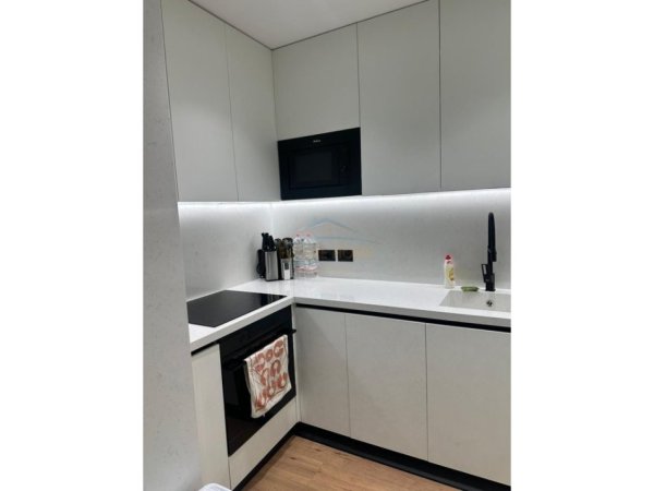 Tirane, jepet me qera apartament 2+1 Kati 8, 