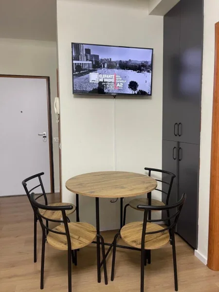 Tirane, jepet me qera apartament 1+1+Ballkon Kati 5, 65 m² 600 € (KOMUNA E PARISIT)