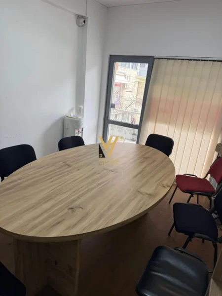 Tirane, jepet me qera zyre Kati 2, 60 m² 500 € (RRUGA E ELBASANIT)