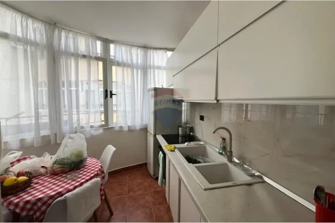 Tirane, shitet apartament 2+1+Ballkon Kati 9, 95 m² 215.000 € (Komina e Parisit)