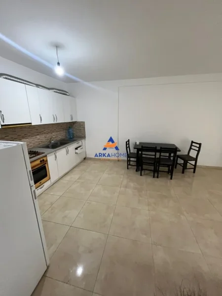 Tirane, jepet me qera apartament 2+1+Ballkon Kati 4, 140 m² 363 € 