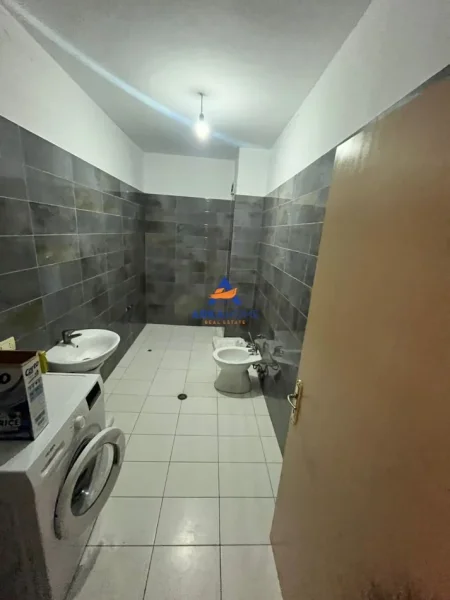 Tirane, jepet me qera apartament 2+1+Ballkon Kati 4, 140 m² 363 € 