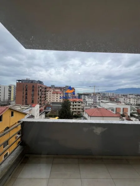 Tirane, jepet me qera apartament 2+1+Ballkon Kati 4, 140 m² 363 € 