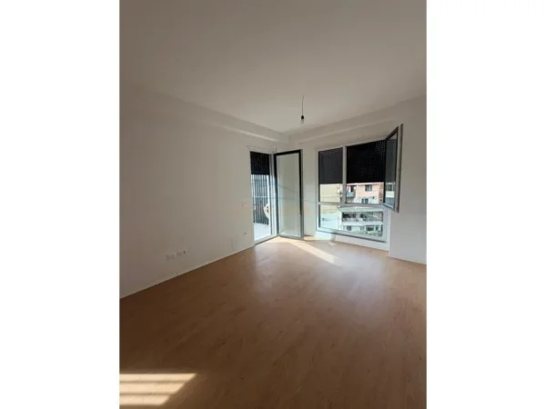 Tirane, jepet me qera zyre Kati 2, 93 m² 700 € (Rruga Egnatia , Don Bosko)