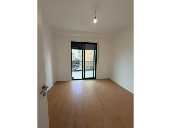 Tirane, jepet me qera zyre Kati 2, 93 m² 700 € (Rruga Egnatia , Don Bosko)