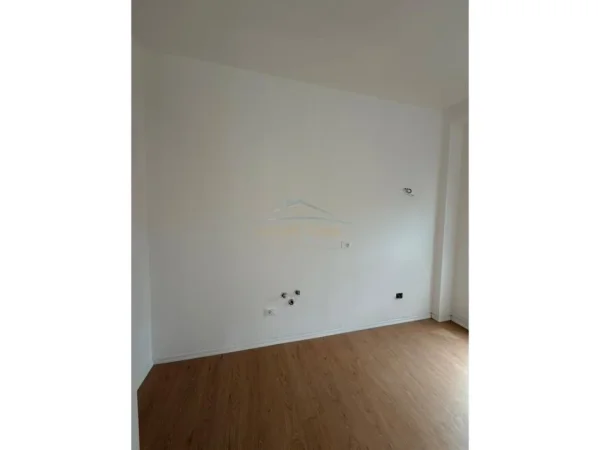 Tirane, jepet me qera zyre Kati 2, 93 m² 700 € (Rruga Egnatia , Don Bosko)