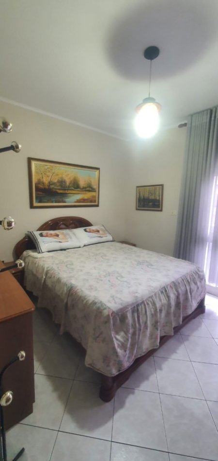 Tirane, jepet me qera apartament 2+1+Ballkon Kati 3, 100 m² 600 € (BRRYLI)