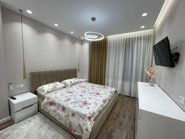 Tirane, jepet me qera apartament 2+1+Aneks+Ballkon Kati 2, 118 m² 900 € (Ali Demi)