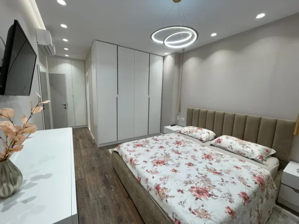 Tirane, jepet me qera apartament 2+1+Aneks+Ballkon Kati 2, 118 m² 900 € (Ali Demi)