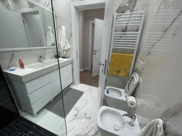 Tirane, jepet me qera apartament 2+1+Aneks+Ballkon Kati 2, 118 m² 900 € (Ali Demi)