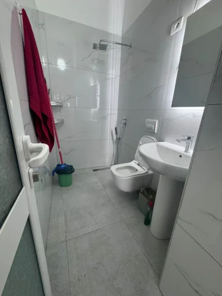 Tirane, jepet me qera apartament 1+1+Ballkon Kati 5, 51 m² 350 € (FRESKU)