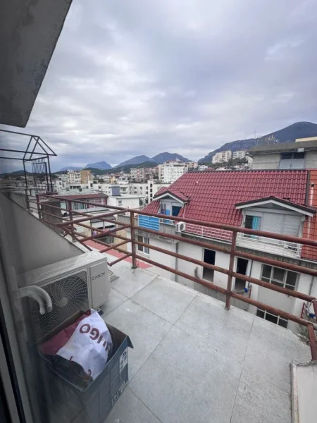 Tirane, jepet me qera apartament 1+1+Ballkon Kati 5, 51 m² 350 € (FRESKU)