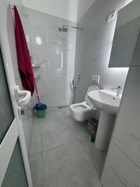 Tirane, jepet me qera dyqan Kati 0, 60 m² 1.100 € (SELITE)