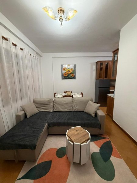 Tirane, jepet me qera apartament 1+1+Ballkon Kati 3, 76 m² 600 € (Komuna e Parisit)