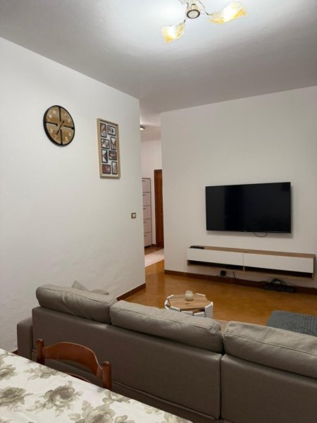 Tirane, jepet me qera apartament 1+1+Ballkon Kati 3, 76 m² 600 € (Komuna e Parisit)