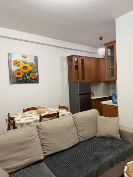 Tirane, jepet me qera apartament 1+1+Ballkon Kati 3, 76 m² 600 € (Komuna e Parisit)