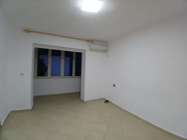 Tirane, jepet me qera ambjent biznesi Kati 2, 60 m² 60.000 Leke (Rruga e Durresit)
