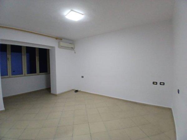 Tirane, jepet me qera ambjent biznesi Kati 2, 60 m² 60.000 Leke (Rruga e Durresit)