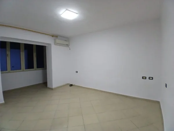 Tirane, jepet me qera ambjent biznesi Kati 2, 60 m² 60.000 Leke (Rruga e Durresit)
