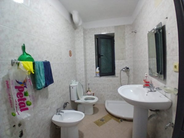 Tirane, jepet me qera ambjent biznesi Kati 2, 60 m² 60.000 Leke (Rruga e Durresit)