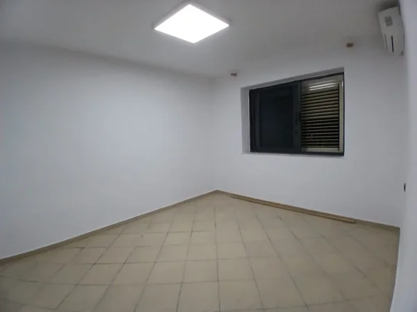 Tirane, jepet me qera ambjent biznesi Kati 2, 60 m² 60.000 Leke (Rruga e Durresit)