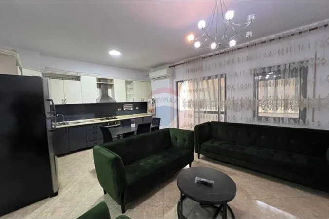 Tirane, jepet me qera apartament 2+1+Ballkon Kati 4, 109 m² 650 € (Kompleksi Dinamo)