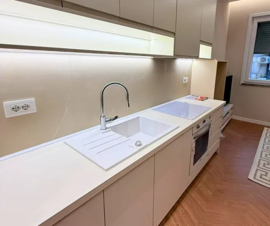 Tirane, jepet me qera apartament 2+1+Ballkon Kati 3, 90 m² 1.000 € (Liqeni i thate)