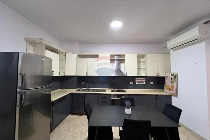 Tirane, jepet me qera apartament 2+1+Ballkon Kati 4, 109 m² 650 € (Kompleksi Dinamo)