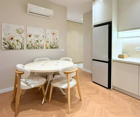 Tirane, jepet me qera apartament 2+1+Ballkon Kati 3, 90 m² 1.000 € (Liqeni i thate)