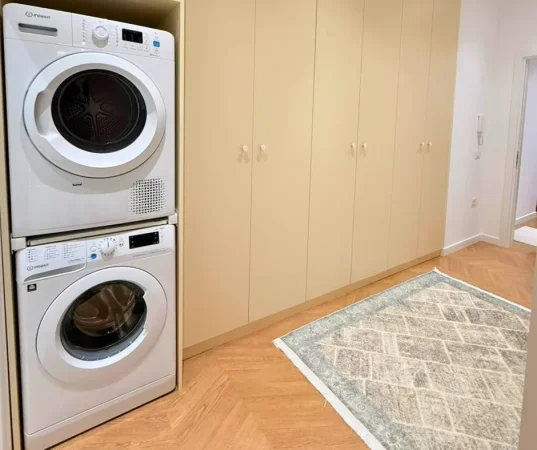 Tirane, jepet me qera apartament 2+1+Ballkon Kati 3, 90 m² 1.000 € (Liqeni i thate)