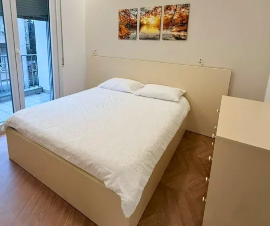 Tirane, jepet me qera apartament 2+1+Ballkon Kati 3, 90 m² 1.000 € (Liqeni i thate)