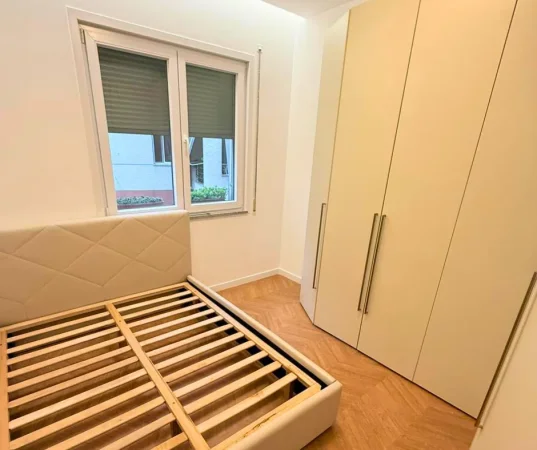 Tirane, jepet me qera apartament 2+1+Ballkon Kati 3, 90 m² 1.000 € (Liqeni i thate)