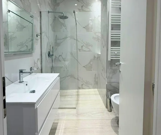 Tirane, jepet me qera apartament 2+1+Ballkon Kati 3, 90 m² 1.000 € (Liqeni i thate)