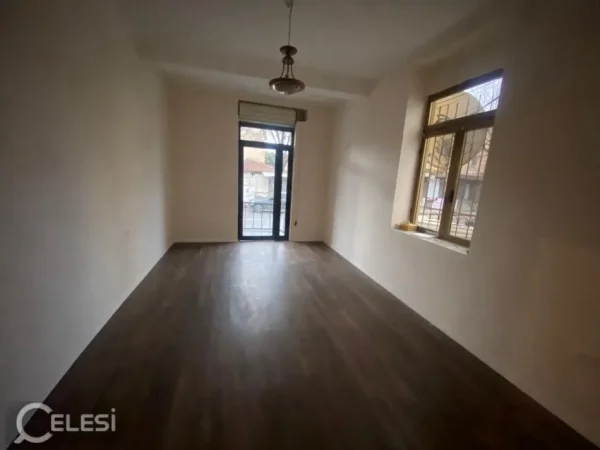 Tirane, jepet me qera dyqan Kati 0, 73 m² 1.200 € (RRUGA E DIBRES)
