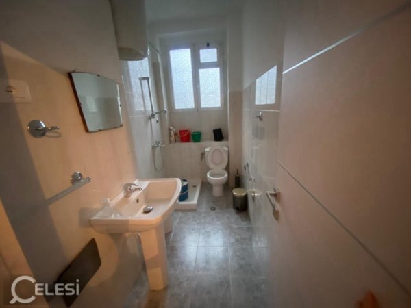 Tirane, jepet me qera dyqan Kati 0, 73 m² 1.200 € (RRUGA E DIBRES)